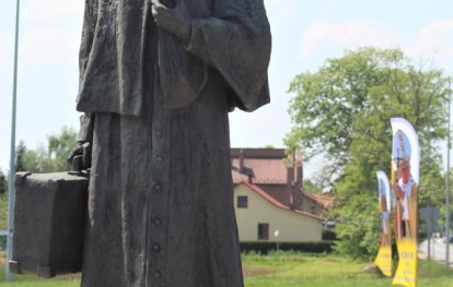 Pomnik wikarego Wojtyły w Gdowie